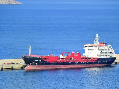 El buque de transporte 'Global Lake', en el puerto de Escombreras, en Cartagena (Murcia), este jueves.