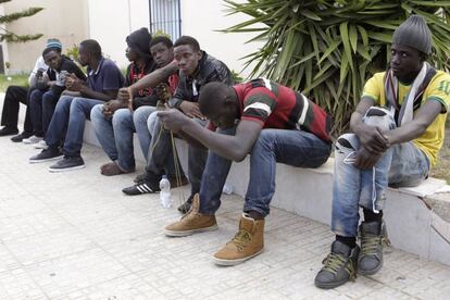 Inmigrantes rescatados por Salvamento Marítimo en una patera a 13 millas al noreste de Melilla, a su llegada a la Jefatura Superior de Policía.