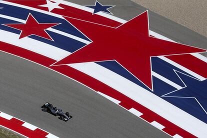 El piloto británico, Lewis Hamilton, conduce su coche durante la segunda sesión de entrenamientos del GP de EEUU, en el circuito de las Américas.