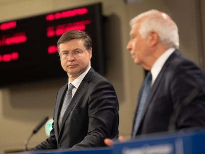 El vicepresidente de la Comisión Europea, Valdis Dombrovskis, observa al alto representante para la Política Exterior de la UE, Josep Borrell, durante la comparecencia de este miércoles.