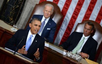 El presidente Obama presenta sus políticas ante la mirada del vicepresidente, Joe Biden (Izda.) y el líder republicano John Boehner (Dcha.)