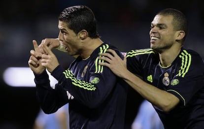 Pepe felicita a Cristiano Ronaldo tras un gol. 