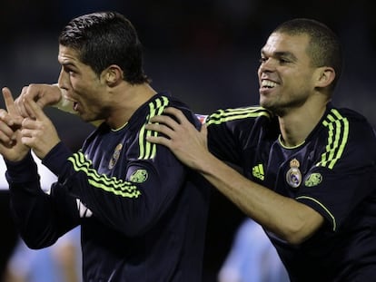 Pepe felicita a Cristiano Ronaldo tras un gol. 