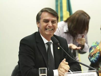 O presidente Jair Bolsonaro sorri em sessão do Conselho de Ética da Câmara em 2018, que avaliou se o então deputado havia quebrado o decoro ao homenagear Ustra durante o impeachment da ex-presidenta Dilma Rousseff