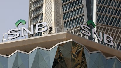 Logo del Saudi National Bank (SNB) en la fachada de su sede en Riad, la capital de Arabia Saudí.