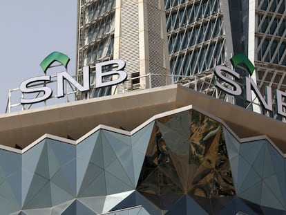 Logo del Saudi National Bank (SNB) en la fachada de su sede en Riad, la capital de Arabia Saudí.