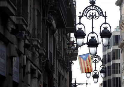 Una bandera independentista cuenta de un balcón de Barcelona.