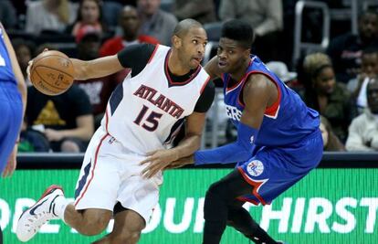 Horford, con el bal&oacute;n, y Noel en un Hawks-Sixers.