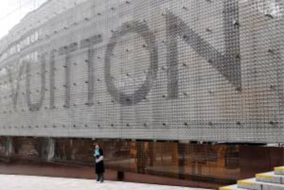 Una joven japonesa permanece ante una tienda de la firma Louis Vuitton en el distrito Roppongi Hills de Tokio. EFE/Archivo
