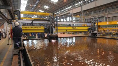 Primer corte de chapa del futuro buque en el astillero ferrolano