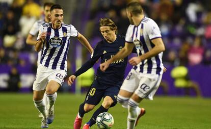 Modric controla el balón entre García y Antoñito.