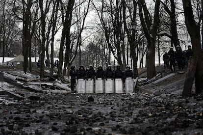 La policía antidisturbios monta guardia en el camino de los manifestantes antigubernamentales en Kiev.