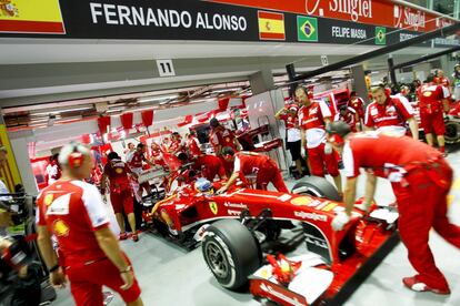 Fernando Alonso entra en boxes.