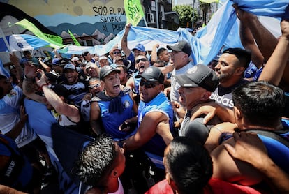 La CGT convocó una huelga con manifestación contra las primeras medidas del Gobierno de Milei que, en menos de un mes y medio, devaluó la moneda más de un 50%, impuso un decreto con más de 300 medidas y envió al Congreso una ley con más de 600 artículos que la madrugada de este miércoles obtuvo dictamen en comisiones y será votado en la Cámara de Diputados. En la imagen, un grupo de manifestantes en los alrededores del puente Pueyrredón, en Buenos Aires. 