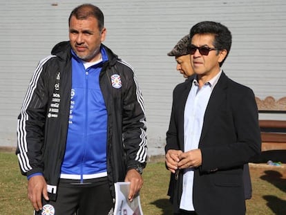 José Alzir, à direita, em encontro com dirigente da Federação Paraguaia de Futebol.