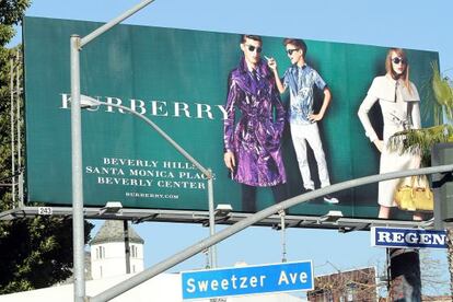 Romeo Beckham en un enorme cartel publicitario de Burberry, en California.