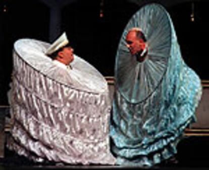 Imagen de la versión de Hans Neuenfels de la opereta 'El murciélago' de Johann Strauss en Salzsburgo.