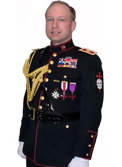 Foto tomada de You Tube en la que aparece Anders Behring Breivik con traje militar.