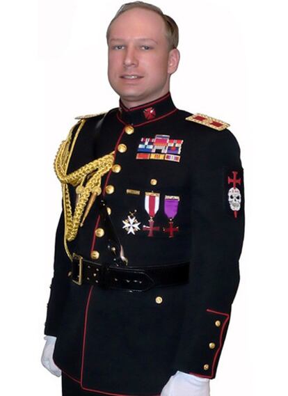 Foto tomada de You Tube en la que aparece Anders Behring Breivik con traje militar.