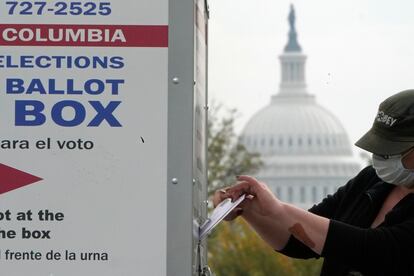 Una persona deposita su voto en una urna para votos anticipados ante el capitolio de Washington, este fin de semana.