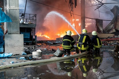 Bomberos trabajan en apagar un incendio en el emplazamiento de una instalación industrial alcanzada por un ataque ruso, en Ternopil, Ucrania.
