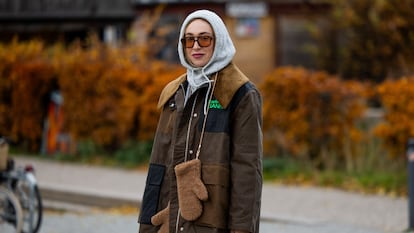 Chica con un balaclava mirando a la cámara.