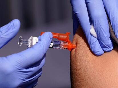 Un paciente recibe una dosis de la vacuna contra la covid-19 en California, en octubre.