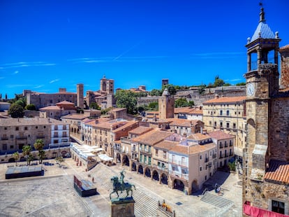 Trujillo (Cáceres). Situado a 45 kilómetros de la ciudad de Cáceres y a unas dos horas y media en coche de Madrid, tras sus puertas se entremezclan restos visigodos, romanos, árabes y cristianos que se funden en torno a su plaza Mayor (en la foto), de estilo renacentista. Cuenta con edificaciones tan simbólicas como el Palacio del Marqués de la Conquista, con un detallado esquinazo abalconado que atrapa las miradas de los turistas. O el Palacio de Carvajal Vargas, igual que la iglesia románica de Santiago (del siglo XII) o la iglesia de San Martín o la estatua ecuestre en honor a Francisco Pizarro, conquistador de Perú nacido en Trujillo en 1478. “Todas ellas reivindican la historia y riqueza de este pueblo cacereño”, argumentan los representantes de la asociación. Como curiosidad: su castillo —ubicado en la parte más alta del pueblo y desde el que se obtienen unas magníficas vistas— sirvió para grabar la secuencia de Juego de tronos en la que la familia Lannister invade la fortaleza de Altojardín, y vuelve a aparecer en la serie La casa del dragón. De hecho, se sustituyó la estatua ecuestre de Francisco Pizarro por la de un dragón. El frite de cabrito, la moraga o la sopa de obispo son algunos de los placeres gastronómicos que esperan aquí.