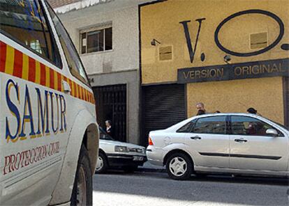 En la imagen, la puerta del local V.O., donde han tenido lugar los hechos.