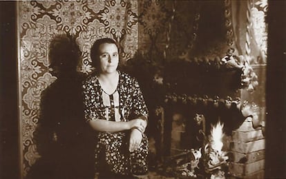 La llar de foc del xalet, amb Maria Borrell i Macià, filla dels primers propietaris.