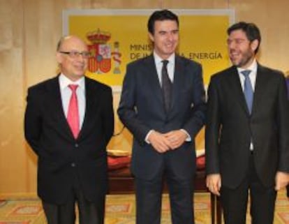 El ministro de Hacienda, Cristobal Montoro, y el de Energ&iacute;a, Jos&eacute; Manuel Soria, junto al secretario de Estado de Energ&iacute;a, Alberto Nadal.