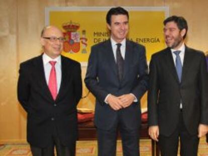 El ministro de Hacienda, Cristobal Montoro, y el de Energ&iacute;a, Jos&eacute; Manuel Soria, junto al secretario de Estado de Energ&iacute;a, Alberto Nadal.