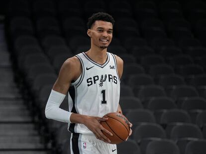 El jugador Victor Wembanyama durante su presenación con los Spurs.