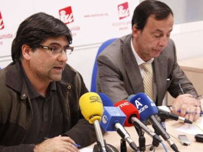 El portavoz de EU, Miguel Angel Pavón y el abogado, José Luis Romero.