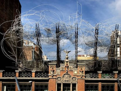 L'escultura 'Núvol i Cadira', de Tàpies, que corona l'edifici de la Fundació Tàpies al carrer d' Aragó de Barcelona.