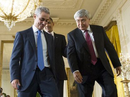 El presidente Obama, con el jefe de Gabinete saliente, Rahm Emanuel (izquierda), y su sustituto, Pete Rouse.