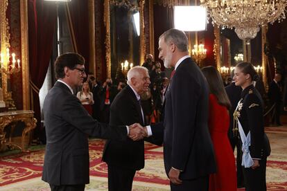 El rey Felipe saluda al presidente de la Generalitat de Cataluña, Salvador Illa, en el Palacio Real. En segundo término, Josep Borrell, el alto representante de la Unión Europea para Asuntos Exteriores.