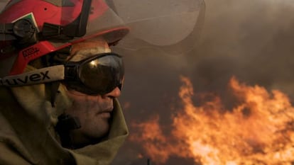 Un miembro de un retén antiincendios lucha contra el fuego en Ourense.