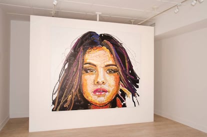 'selena, 2017', una impresión digital del artista Yung Jake en el que retrata a la actriz Selena Gómez con una técnica que recuerda al puntillismo pero realizada con emojis.