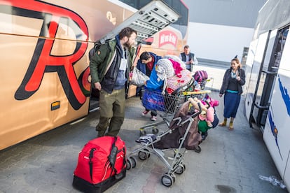 Ignacy ayuda a algunos refugiados ucranios de etnia gitana a cargar el equipaje en uno de los autobuses que los llevarán a Alemania.