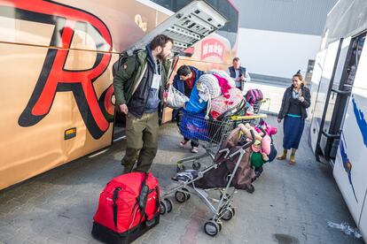 Ignacy ayuda a algunos refugiados ucranios de etnia gitana a cargar el equipaje en uno de los autobuses que los llevarán a Alemania.