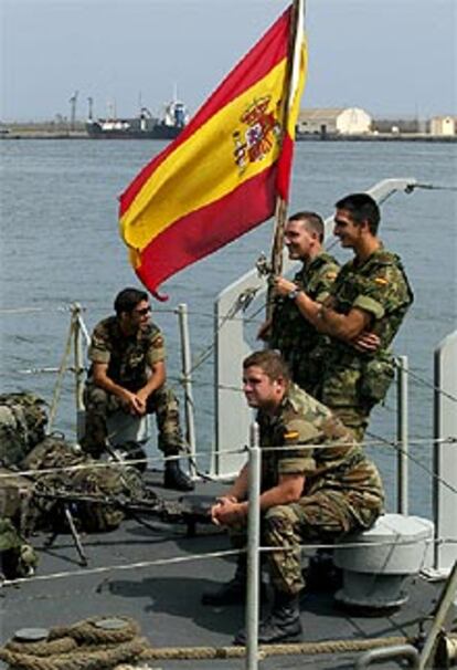 Soldados españoles en un buque de la Armada ayer en Ceuta.