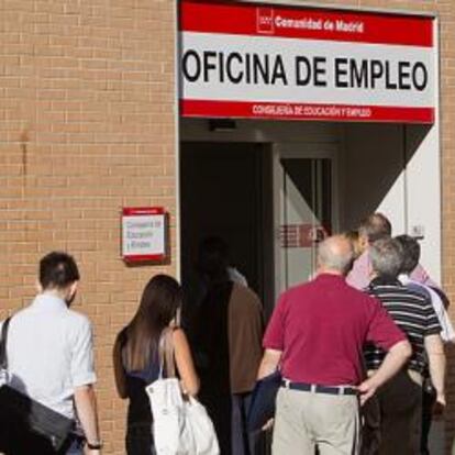 Parados en la puerta de una oficina del Servicio Público de Empleo en Madrid