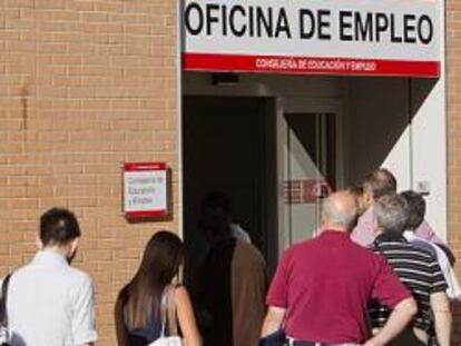 Parados en la puerta de una oficina del Servicio Público de Empleo en Madrid