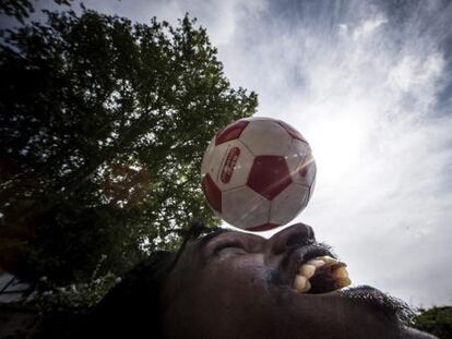 Un inmigrante juega al f&uacute;tbol en el centro baobab de Roma.