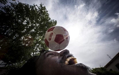 Un inmigrante juega al fútbol en el centro baobab de Roma.