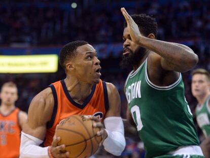 Westbrook, ante Amir Johnson.