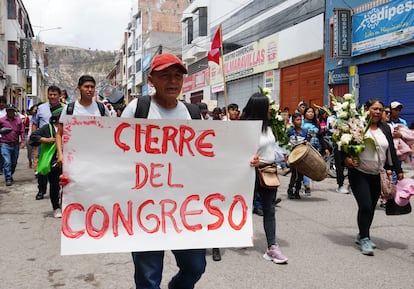 Un manifestante sostiene un cartel con la frase "Cierre del Congreso", durante una protesta en Ayacucho (Perú), el 17 de diciembre de 2022.