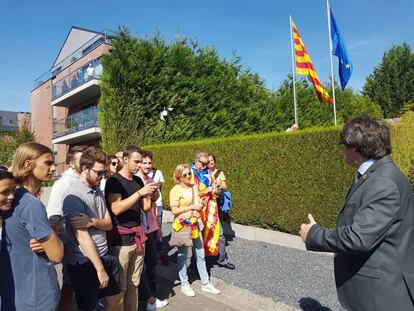 El expresidente Carles Puigdemont, en el izado de las banderas Catalana y Europea en Waterloo (Bélgica).