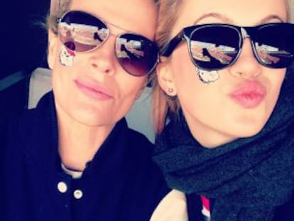 Foto subida en Twitter por Ireland Baldwin junto a su madre, Kim Basinger.